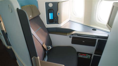 business class klm 777 200|What Is It Like to Fly the New KLM World Business Class on its .